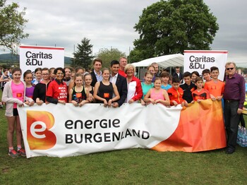 Rund 600 SchülerInnen starteten beim Caritas LaufWunder im BG/BRG Mattersburg am 25. Mai und wurden von vielen Promis unterstützt.