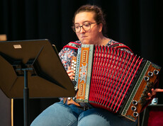 Valentina Heissenberger spielt auf der Ziehharmonika