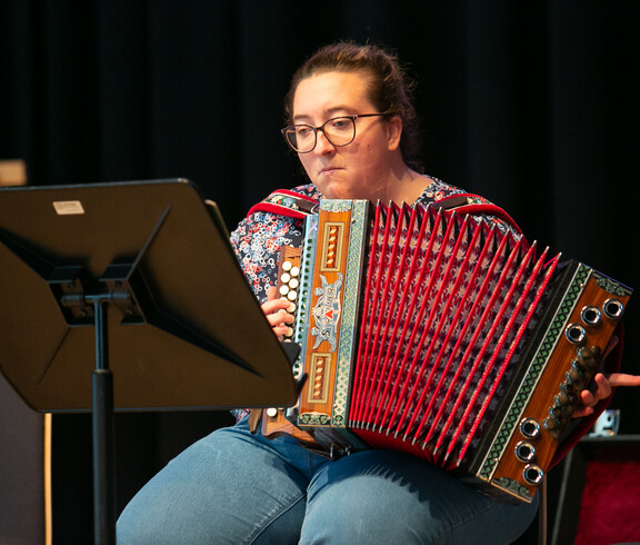 Valentina Heissenberger spielt auf der Ziehharmonika