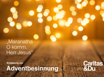 Verblasste Lichtpunkte im Hintergrund weißen auf eine Adventbesinnung hin.