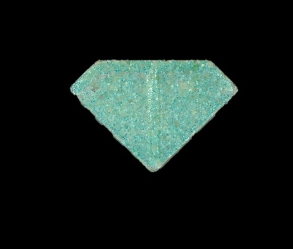Rückseite einer blaue Punischer XTC Tablette mit Bruchrille