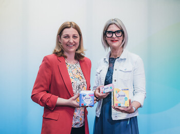 Hygieneboxen gegen Scham und Armut: Hannelore Weihrauch, Mitglied der Geschäftsleitung bei dm Österreich, mit Caritasdirektorin Nora Tödtling-Musenbichler