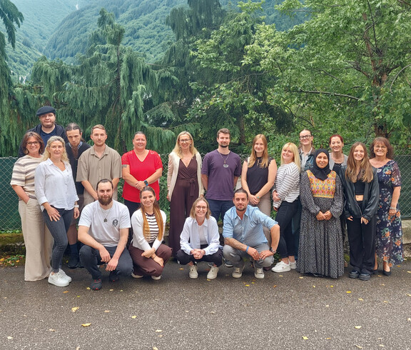 Eine Gruppenfoto von mehreren Personen im Freien.