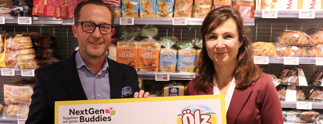 Scheckübergabe bei BILLA, v.l.n.r. Robert Nagele, BILLA Vorstand und Sabine Exel, Key Account Managerin Ölz der Meisterbäcker