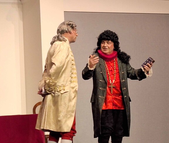 Zwei Schauspieler in Kostümen auf der Bühne