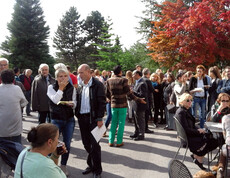 Viele Menschen versammeln sich im Freien beim langen Tag der Flucht.