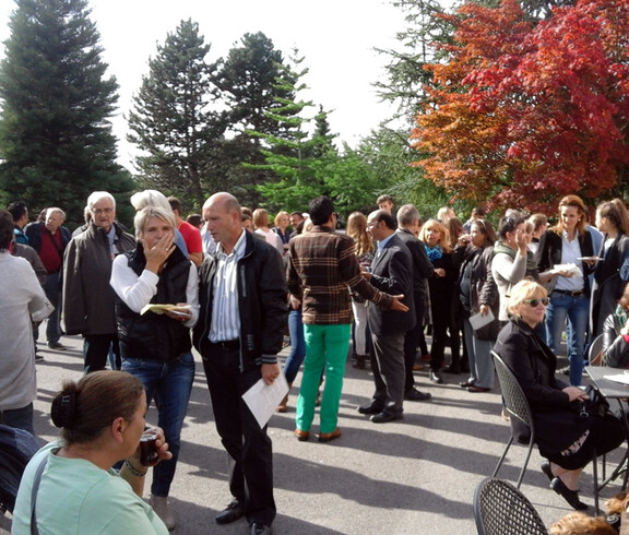 Viele Menschen versammeln sich im Freien beim langen Tag der Flucht.