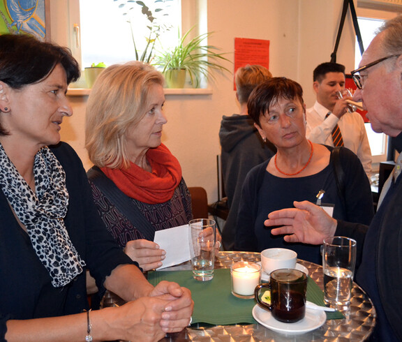 Diskussion an einem Stehtisch der Veranstaltung: Langer Tag der Flucht.
