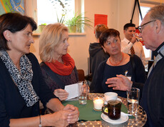Diskussion an einem Stehtisch der Veranstaltung: Langer Tag der Flucht.