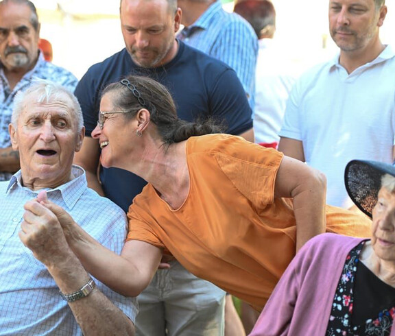 Bewohner*innen und Gäste tauschen sich beim Sommerfest im Garten des Pflegewohnhauses aus.