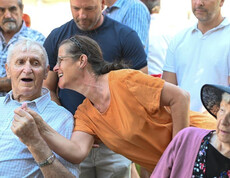 Bewohner*innen und Gäste tauschen sich beim Sommerfest im Garten des Pflegewohnhauses aus.
