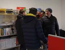 Mehrere Personen in einem neuen Büro.