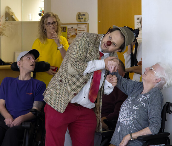 Vier Personen verfolgen, was Clown Paul macht 