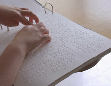 Hände über Braillepunkte