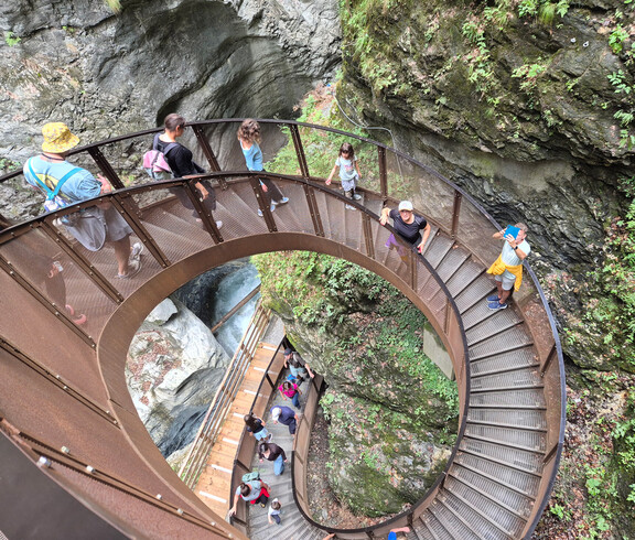 Szenerie: Große Wendeltreppe in der Natur 