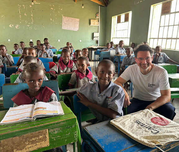 Gemeinsam Lernen: Ernst Sandriesser besucht eine Schule in Kenia – Bildung stärkt Kinder für eine bessere Zukunft.