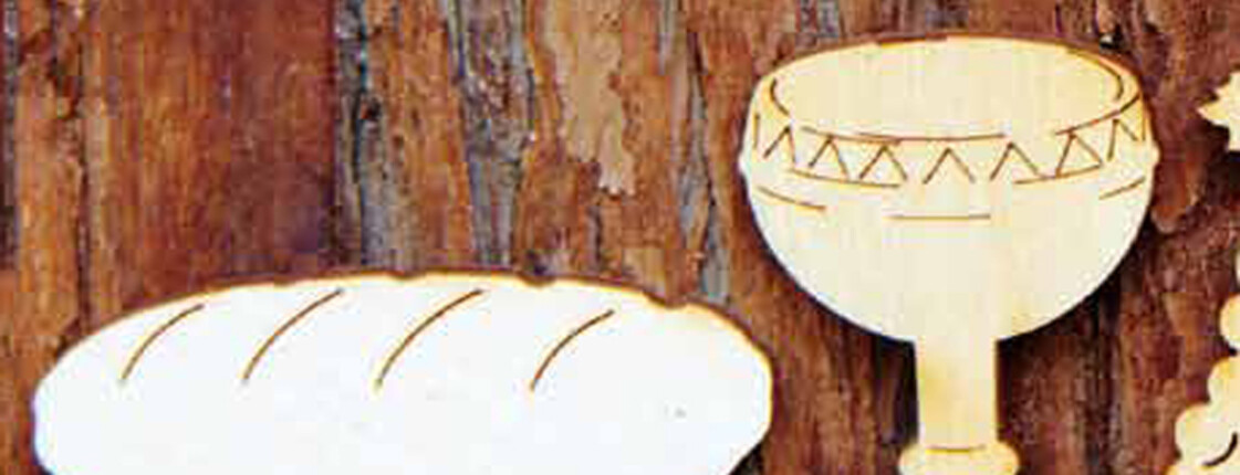 Aus Holz wurden ein Brot und ein Klech als Schablonen geschnitzt. 