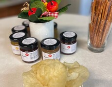 Marmeladen und Chips stehen auf einem Tisch.