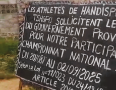 Holztafel mit handgeschriebener Einladung an die Politik, die Teilnahme von Athlet*innen mit Behinderungen an einem nationalen Turnier zu unterstützen.