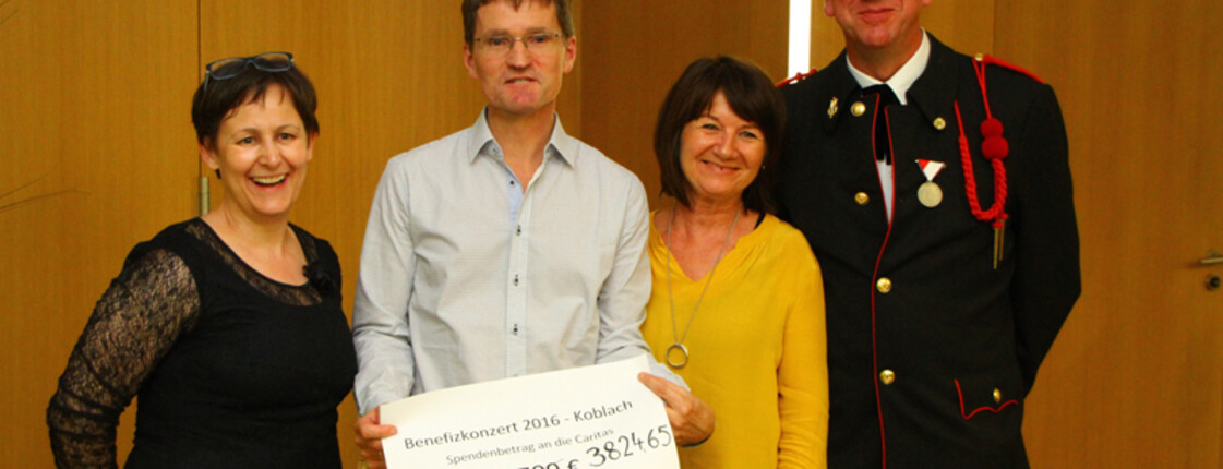 Vier erwachsene Menschen stehen für ein Gruppenfoto zusammen. Bernd Kliesch hält dabei einen Check in der Hand. 