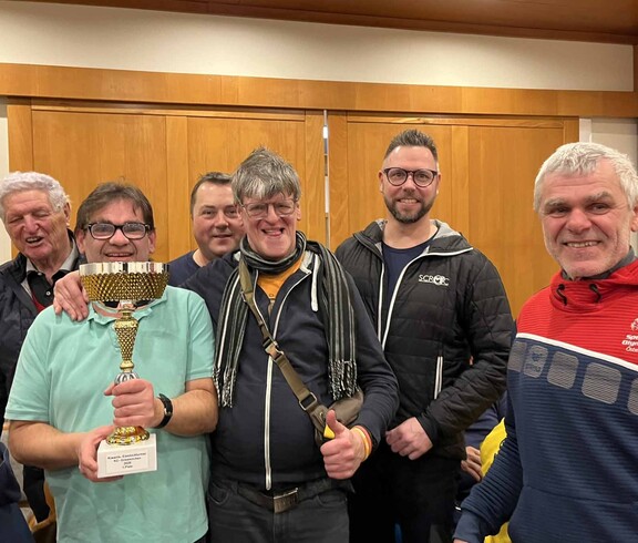 Sechs Personen und der Siegerpokal