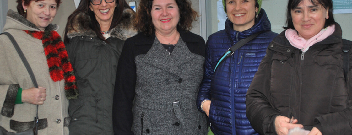 Vier Damen mittleren Alters stehen mit Caritasmitarbeiterin Ingrid Böhler zu einem Gruppenfoto zusammen. Sie sind alle in warmer Kleidung verpackt. 