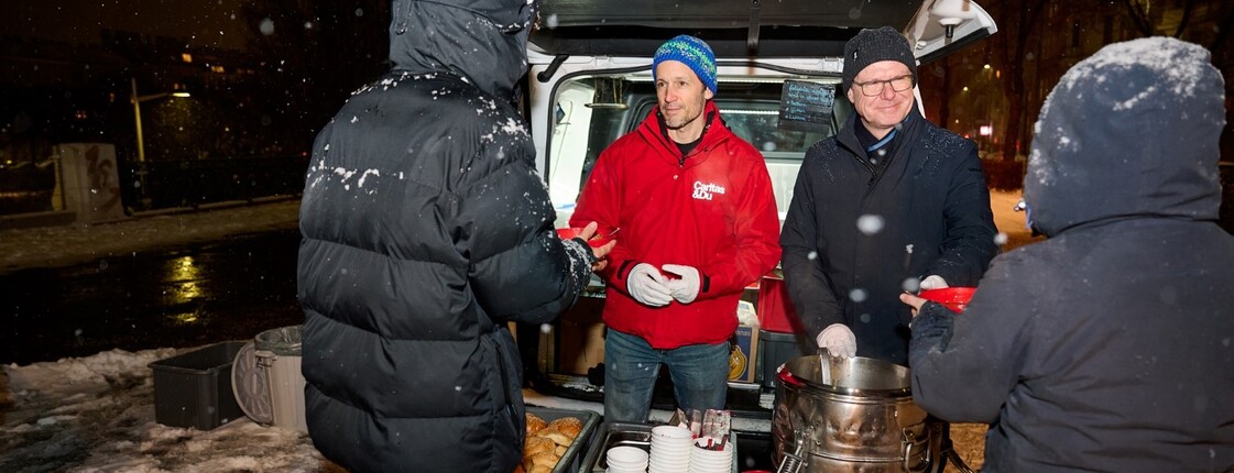 Winteraktion: Klaus Schwertner (Caritas Wien) und Rudolf Schrefl (Drei) verteilen gemeinsam heiße Suppe.