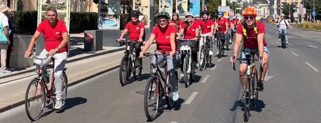 Radfahrer*innen beim Radkonvoi der Menschlichkeit am Welttag der Humanitären Hilfe