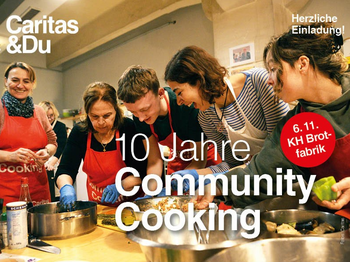 Mehrere junge Menschen stehen gemeinsam beim Kochen in einer Küche und schauen in einen Kochtopf. Auf dem Foto ist der Text "Caritas & Du. 10 Jahre Community Cooking. 6.11.2025, Brotfabrik" zu lesen.