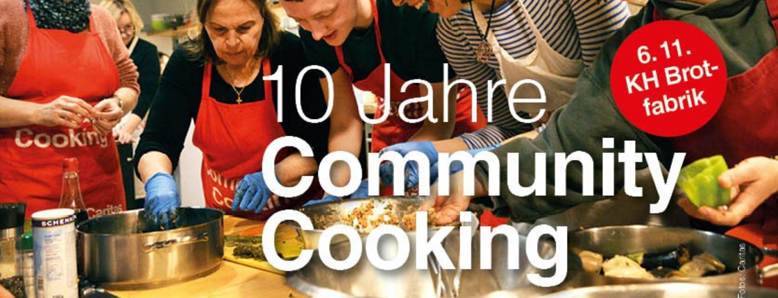Mehrere junge Menschen stehen gemeinsam beim Kochen in einer Küche und schauen in einen Kochtopf. Auf dem Foto ist der Text "Caritas & Du. 10 Jahre Community Cooking. 6.11.2025, Brotfabrik" zu lesen.