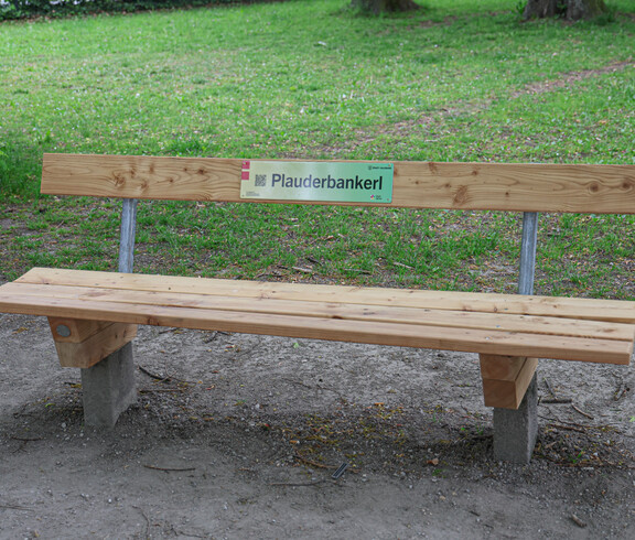 Eine Parkbank mit einer Plakette