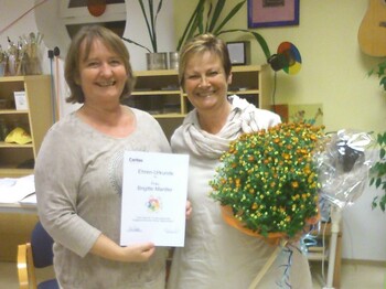 Ehrung der Tagemutter Brigitte Mantler (r.) mit Regionalbetreuerin Hermine Mayr.