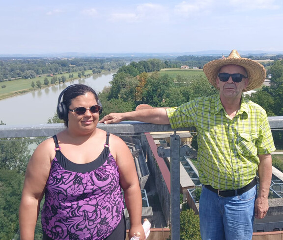 Zwei Personen stehen auf Aussichtsturm 