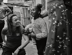 Eine Frau die hockt mit einem Kind