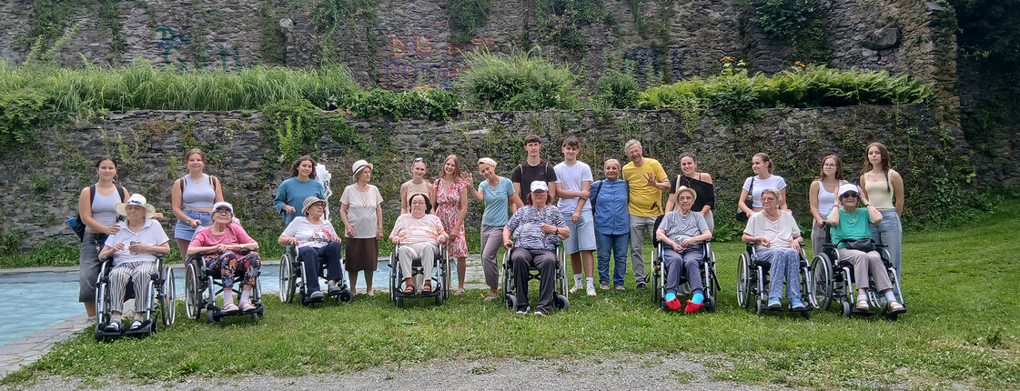 Bewohnerinnen von Haus Martha und Schülerinnen der HAK bei einem gemeinsamen Ausflug in den Park.