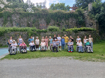 Bewohnerinnen von Haus Martha und Schülerinnen der HAK bei einem gemeinsamen Ausflug in den Park.