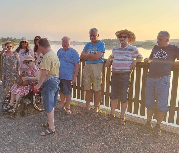 Gruppe vor Sonnenuntergang