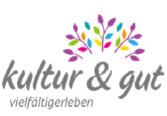 Logo von Kultur & Gut mit stilisiertem Baum in bunten Farben sowie dem Schriftzug „vielfältigerleben“ auf hellem Hintergrund.