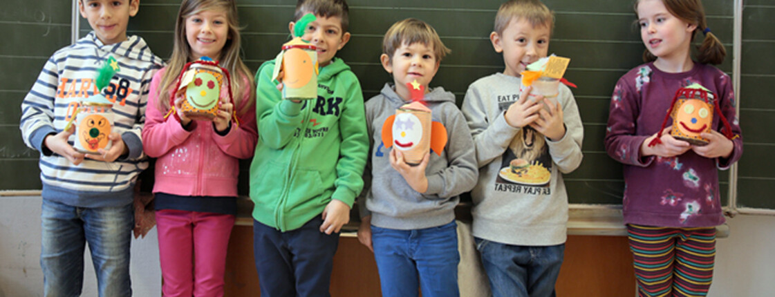 Sechs Volksschulkinder präsentieren ihre Bastelfiguren vor einer Tafel. Auf der Tafel ist mit großer Schrift Äthiopien zu lesen.