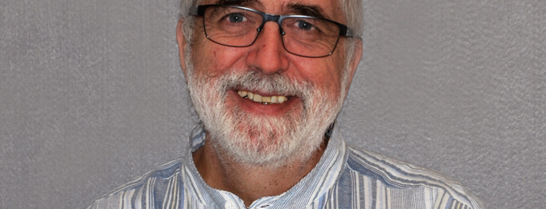 Buschauer Norman strahlt für ein Foto. Er trägt eine Brille und ein gestreiftes Hemd.