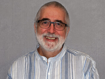 Buschauer Norman strahlt für ein Foto. Er trägt eine Brille und ein gestreiftes Hemd.