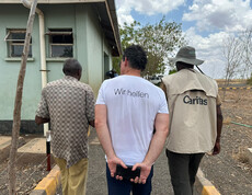 Gemeinsam unterwegs für eine bessere Zukunft – Caritas-Mitarbeiter und lokale Partner bei einem Projektbesuch in Kenia.