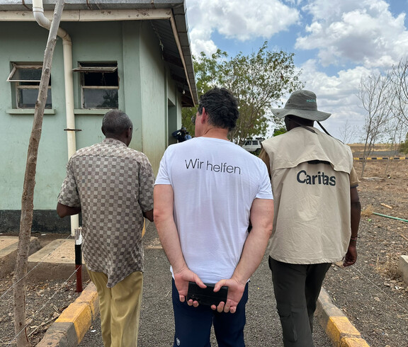 Gemeinsam unterwegs für eine bessere Zukunft – Caritas-Mitarbeiter und lokale Partner bei einem Projektbesuch in Kenia.