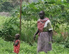 Frau und Kind im Rahmen eines Landwirtschaftsprojekts in Kuron im Südsudan