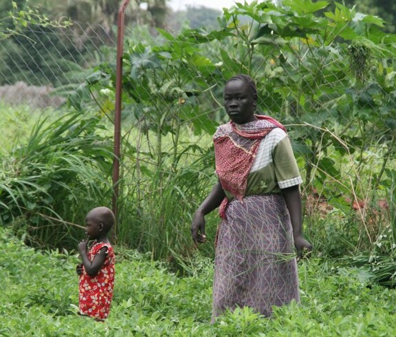 Frau und Kind im Rahmen eines Landwirtschaftsprojekts in Kuron im Südsudan