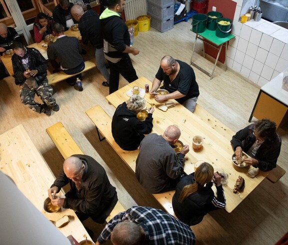 Menschen sitzen beim Essen
