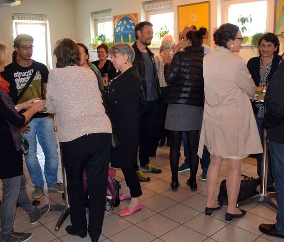 Viele Menschen treffen sich beim langen Tag der Flucht.