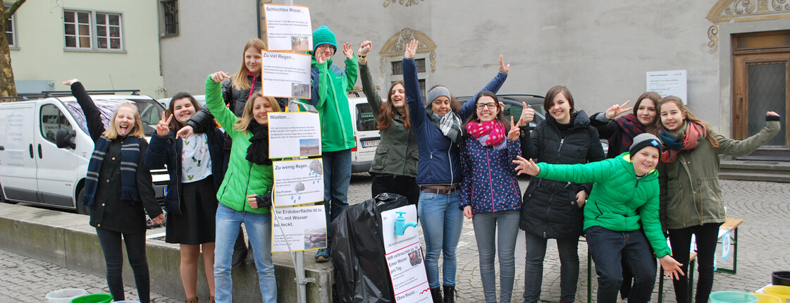 Jugendbotschafter in grüner Kleidung