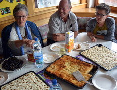 Kuchen und sonstiges wird von den Besuchern des langen Tags der Flucht gegessen.