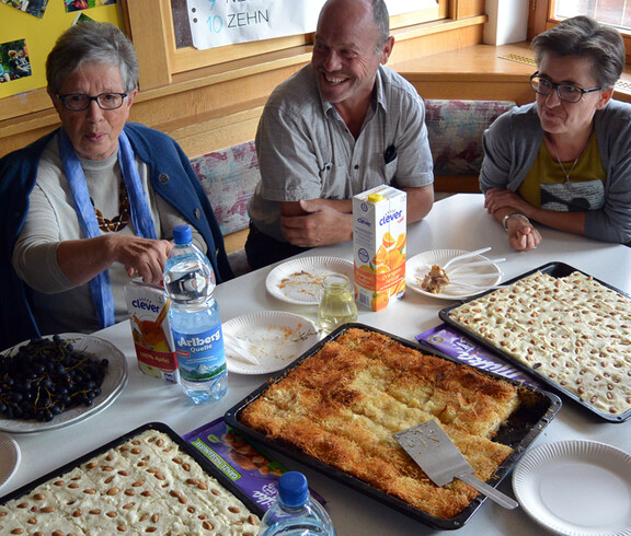 Kuchen und sonstiges wird von den Besuchern des langen Tags der Flucht gegessen.